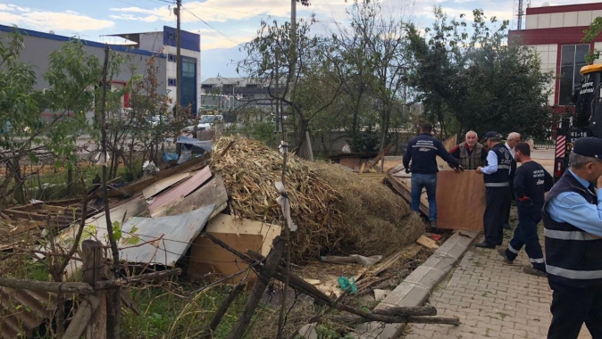 Gözyaşlarına aldırış etmeden yıktılar?