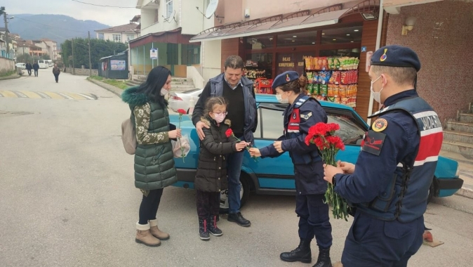 Jandarma ekipleri kadınlara karanfil takdim etti