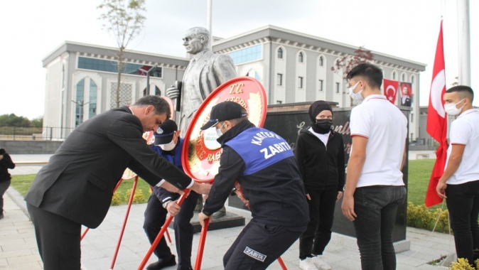 Kartepe’de 29 Ekim Çelenk Sunumuyla Başladı