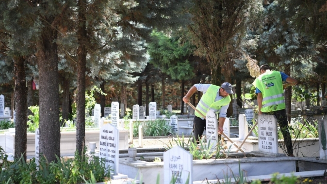 KARTEPE’DE MEZARLIKLAR BAKIMLI VE TERTEMİZ