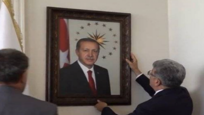 Kayyumdan ilk icraat: Atatürkün fotoğrafını indirdi, Erdoğanın fotoğrafını astı