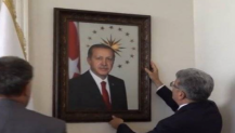 Kayyumdan ilk icraat: Atatürk'ün fotoğrafını indirdi, Erdoğan'ın fotoğrafını astı