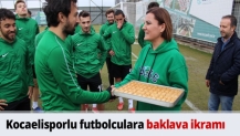 Kocaelisporlu futbolculara baklava ikramı
