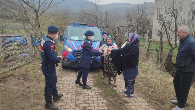 Jandarma ekipleri kadınlara karanfil takdim etti