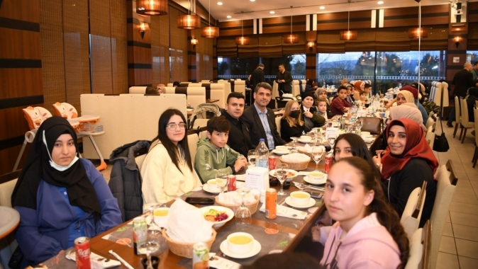 KARTEPE’DE ÇOCUKLARIN YÜZÜNÜ GÜLDÜREN İFTAR KARTEPE’DE ÇOCUKLARIN YÜZÜNÜ GÜLDÜREN İFTAR
