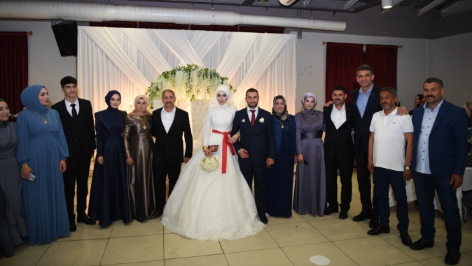 KOCAMAN HEMŞEHRİLERİNİN MUTLULUKLARINA ŞAHİT KOCAMAN HEMŞEHRİLERİNİN MUTLULUKLARINA ŞAHİT